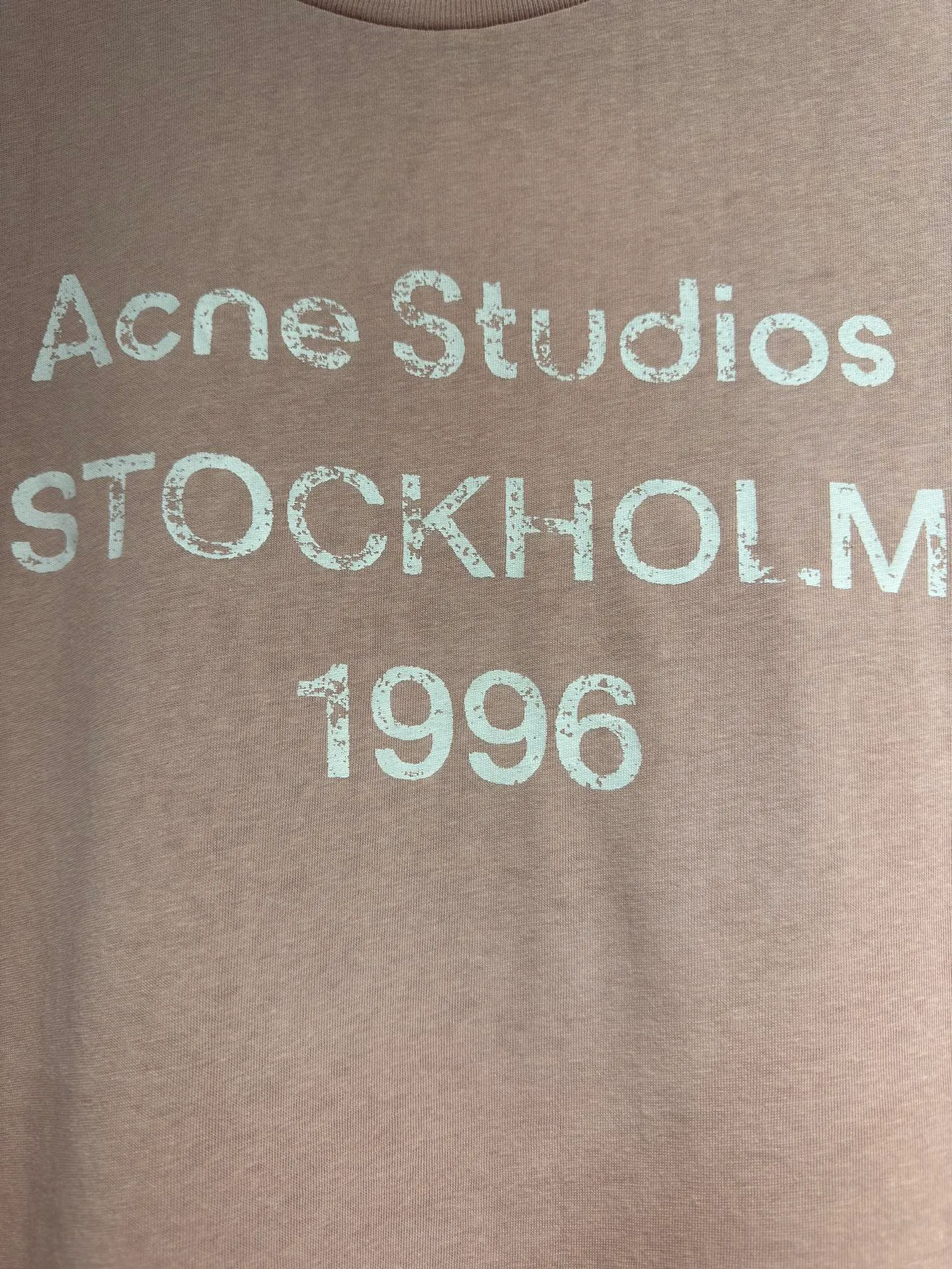The highest version of Acne Studios long-sleeved Series distressed, dirty and mud-dyed long-sleeved T-shirts. The long-sleeved T-shirts with stir-fried colors and distressed edges are not picky. The snowflake cotton fabric feels soft and smooth and is not easy to wash. The fabric has been processed so it is sturdier than the quality ones in the counter. It can be used as sun protection clothing in summer. The same fabric as the original one is relatively thin. The feel and count are in place. The fried yellowing effect is cool. The printing effect is also in place. Details are online for comparison. 1 color four sizes #long sleeve t-shirt # #acne Color: White, Black, Light Blue, Light Pink, Purple Size: S M LXL
